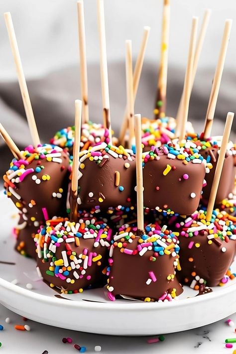 I should warn you: these chocolate covered marshmallows are dangerously addictive! They're fun, sweet, and perfect for parties and gift-giving. Sweet Party Snacks For Adults, Chocolate Coated Marshmallows, Chocolate Dipped Marshmallows On A Stick, Thanksgiving Marshmallow Pops, Chocolate Themed Birthday Party, Marshmallow Dipped In Chocolate, Bday Snacks, Marshmallow Creations, Marshmallow Shapes