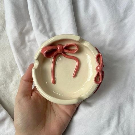 Creative Bowls Ceramics, Ceramic Pottery Ashtray, Cute Pottery Aesthetic, Coquette Ashtray, Cute Ashtray Ideas, Coquette Ceramic Ideas, Cute Clay Ashtray Ideas, Clay Ideas Ashtray, Clay Trinket Box Diy