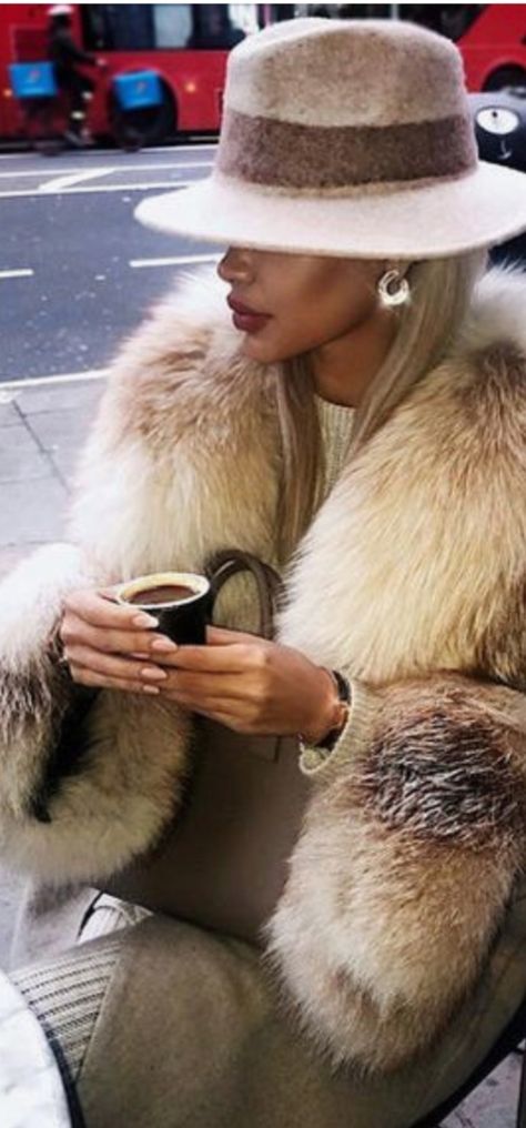 Punk Girls, Elegante Y Chic, Fur Collar Coat, Fabulous Furs, Coat Outfit, Fox Fur Coat, Collared Coat, Coat Outfits, Fur Fashion