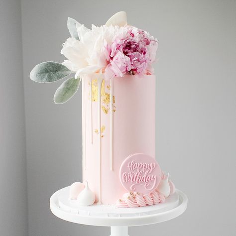 Essen, October Cake, Peony Cake, Floral Cakes, Buttercream Cake Decorating, Beautiful Cake Designs, Elegant Birthday Cakes, Tall Cakes, Cake Decorator