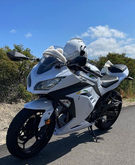 White Kawasaki Ninja 300 Kawasaki Ninja Bike, Moto Ninja, Ninja Motorcycle, Ninja Bike, Kawasaki Motor, White Bike, Bike Aesthetic, Ninja 300, Pretty Bike