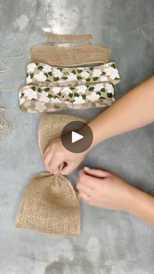 Rustic Bows Diy, Diy Easy Bows For Wreaths, How To Make A Burlap Bow, Rag Bows How To Make, Easy Bow Making Tutorials, Easy Bow Tutorial, Diy Wreath Bow Tutorial, Diy Door Hangers, Hammons Nest