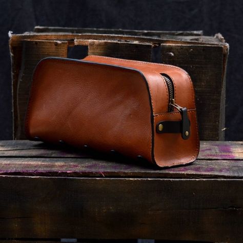 Groomsmen Leather Toiletry Bag - Personalized Toiletry Bag - Mens Toiletry Bag - Leather Custom Dopp Groomsmen Gift Bags, Personalized Toiletry Bag, Diy En Cuir, Gift For Groomsmen, Leather Dopp Kit, Mens Toiletry Bag, Leather Toiletry Bag, Leather Ideas, Gorgeous Leather