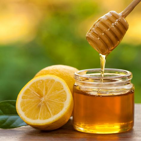 Not just for food, honey carries several magic-like powers that go beyond the perfect biscuit topping. We’ve gathered our 7 favorite (non-edible) uses for honey! Mic Dejun Rapid, Cough Syrup Recipe, Air Lemon, Homemade Cough Syrup, Lemon Face Mask, Sistem Pencernaan, Wajah Glowing, Blackhead Remedies, Help Hair Growth