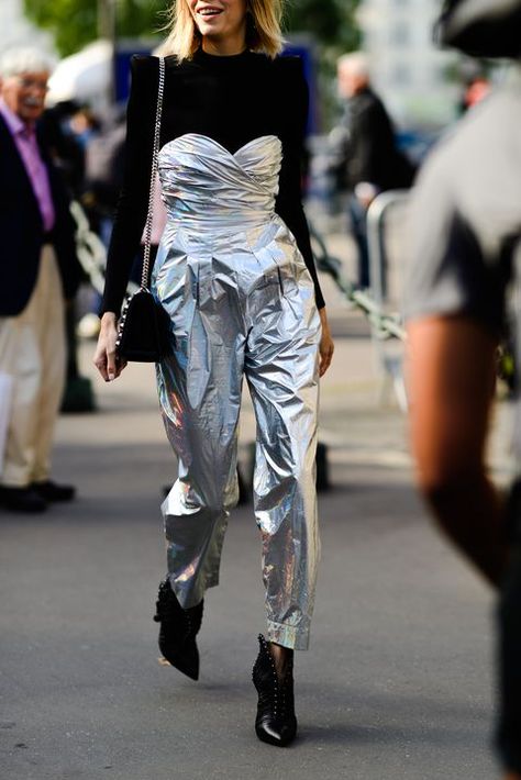 The Best Street Style From Paris Fashion Week See the best looks straight off the streets of Paris Fashion Week. Giovanna Battaglia, Silver Pants, Emerging Designers Fashion, New Street Style, Streets Of Paris, Women Fashion Edgy, Street Style Trends, The Best Street Style, Best Street Style