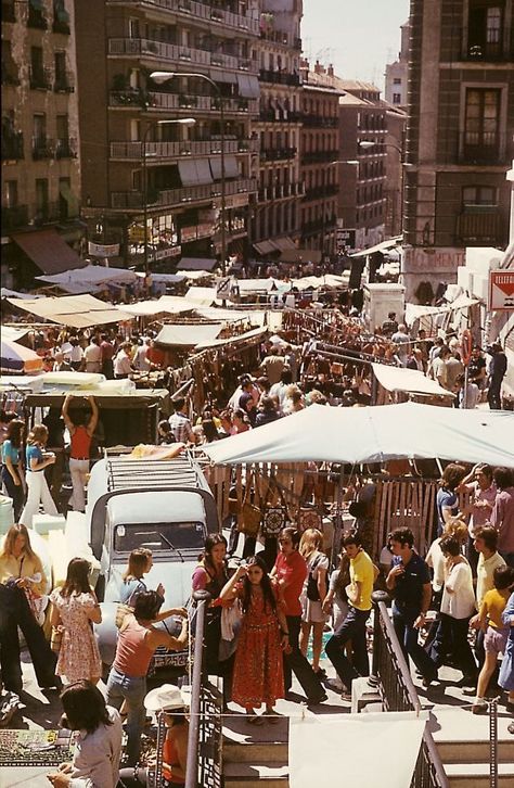 #madrid #madridhistory #spain #spanishhistory #1970s #70sspain #madridlife Spain Photography, Tea Rooms, European Cities, Street Life, Color Photo, The European Union, The Capital, Madrid Spain, Future Life