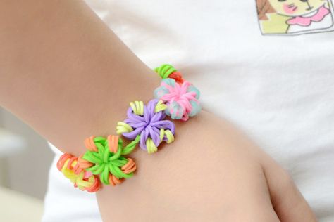 Easy DIY Instruction on Making a Candy Color Loom Flower Bracelet Monster Tail Bracelets, Stretch Bracelets Diy, Braided Bracelet Tutorial, Loom Band Patterns Instructions, Loom Band Patterns, Flower Loom, Loom Bands Tutorial, Loom Band Bracelets, Making Candy