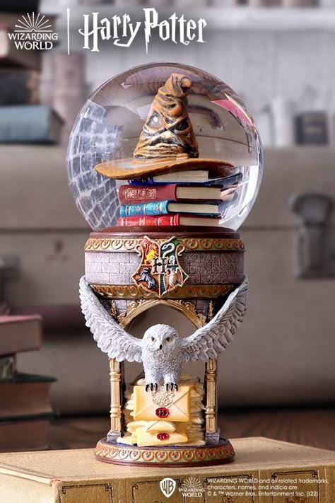 Discover the Wizarding World with the Officially Licensed Harry Potter First Day at Hogwarts Snow Globe! Hogwarts Brief, Hat Snow, Cumpleaños Harry Potter, Harry Potter Accessories, Harry Potter Merch, Harry Potter Room Decor, Harry Potter Bedroom, Harry Potter Items, Anniversaire Diy