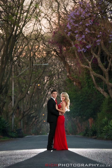 Matric Farewell ideas #photos #matricdance #johannesburg Matric Dance Poses Ideas, Matric Fairwell Photo Ideas, Matrick Fairwell Photoshoot, Photo Ideas For Matric Farewell, Matric Dance Photo Ideas, Matric Farewell Photo Ideas, Matriek Farewell Photoshoot Ideas, Rainy Prom Pictures, Matric Farewell Photoshoot Ideas Couple