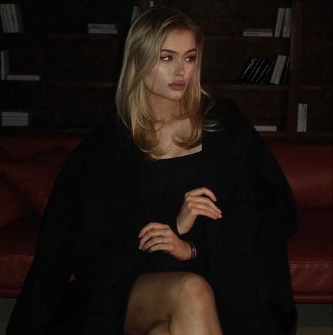 Mysterious Girl, Dark Feminine Aesthetic, Model Aesthetic, Foto Ideas Instagram, Blonde Women, Dark Blonde, Feminine Aesthetic, Insta Photo Ideas, Odessa