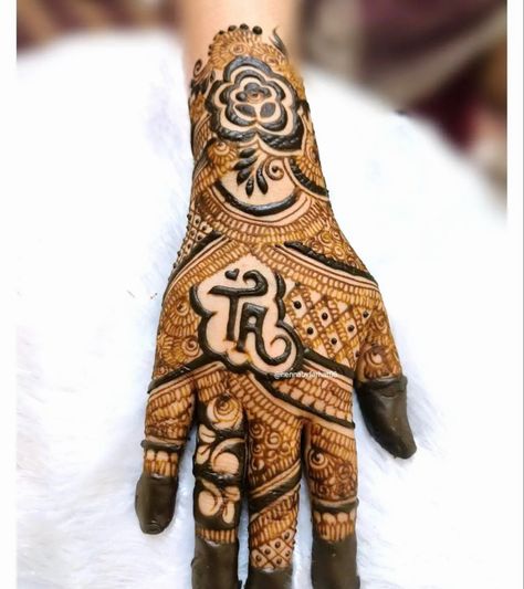 Back Hand Mehndi Designs With Name, Palm Mehendi, Designer Mehandi, Creative Snapchats, Floral Mehndi, Beautiful Mehndi Designs, Mehndi Mehndi, Friendship Skills, Mehndi Designs Bridal Hands