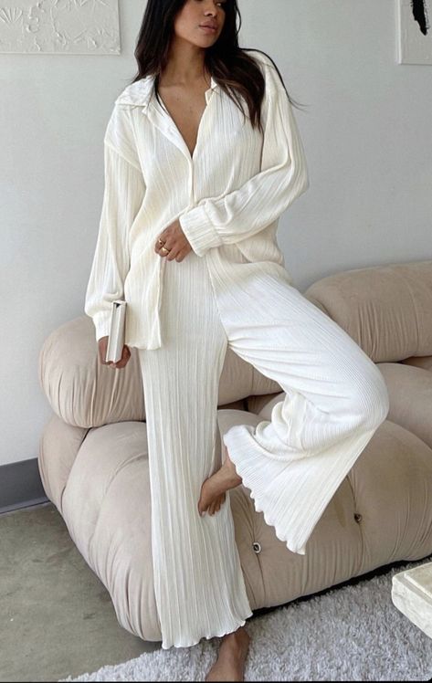 Modest Pyjamas, Airport Travel Outfits, Chic Loungewear, Dress Business, Pajama Fashion, Woman Outfit, Loungewear Outfits, Modest Fits, Fashion Top Outfits