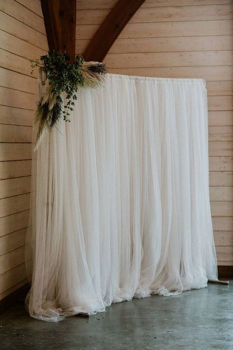 Easy Wedding Alter, Boho Chic Photo Backdrop, Simple Photo Backdrop Wedding, Easy Photo Backdrop Wedding, Simple Wedding Photo Booth, Diy Reception Backdrop, Photo Booth For Weddings, Easy Boho Backdrop, Wedding Photos At Alter