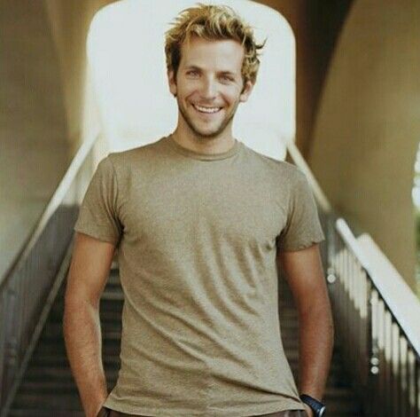 Young Bradley!!! I think I'm gonna cry :') lol Young Bradley Cooper, Bradley Cooper Aesthetic, Bradley Cooper Young, Bradley Cooper Hangover, Phil Wenneck, Bradley Cooper Haircut, Cooper Aesthetic, Bradley Cooper Hair, Man Bun Beard