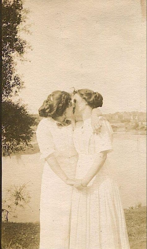 Two Woman Kiss, Cottagecore Lesbian Aesthetic, 1910s Women, Vintage Queer, Plain Girl, Vintage Lesbian, Woman Loving Woman, Photographs Of People, By The Lake