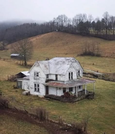 Southern Gothic House, Ethel Cain Aesthetic, Southern Gothic Aesthetic, Abandoned Farmhouse, Ethel Cain, Abandoned House, American Gothic, Southern Gothic, Old Farm Houses