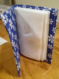 Sewing Project Ideas, Needle Keeper, Tie Quilt, Needle Cases, Small Sewing Projects, Needle Book, Needle Case, Sewing Needle, Sewing Projects For Beginners