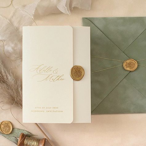 Undangan Pernikahan Elegant, Wedding Invitation Cover, Wed Invitation, Pocketfold Wedding Invitations, Velvet Invitation, Luxury Envelope, Green Gold Weddings, Wedding Invitations Uk, Velvet Paper