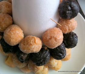 Donut Hole Topiary Tips Donut Holes Display, Graduation Brunch, Elephant Baby Shower Cake, Donut Tower, Donut Display, Diy Donuts, Baby Shower Drinks, Donut Bar, Donut Wall