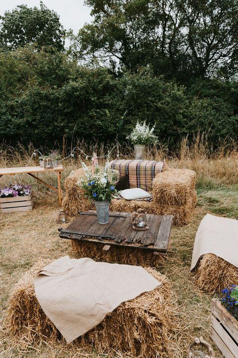 Country Wedding Hay Bale Seating, Hay Bale Benches Wedding, Hay Bale Bar, Wedding Straw Bale Seating, Straw Bale Seating, Straw Bails Wedding Outdoor Seating, Haybail Seating Wedding, Haybale Seating Wedding Rustic, Festival Wedding Ideas Decor