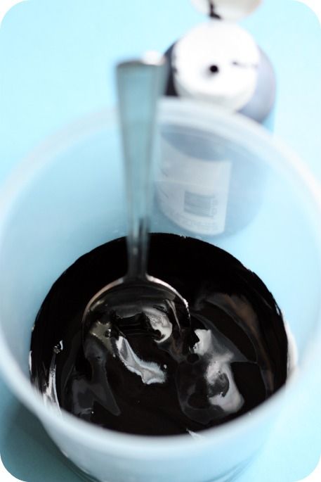 stir icing Black Royal Icing With Cocoa Powder, Black Royal Icing Recipe, How To Make Black Royal Icing, How To Color Royal Icing, Black Royal Icing, Black Icing, Deco Cupcake, Icing Recipes, Frosting Colors