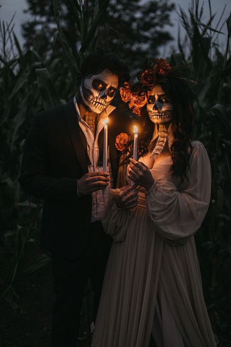 Halloween Photoshoot Skeleton, Cornfield Halloween Photoshoot, Skeleton Halloween Photoshoot, Halloween Wedding Photoshoot, Dia De Los Muertos Photo Shoot Ideas, Set Halloween Fotografia, Halloween Photography Photoshoot, Halloween Portraits Photography, Halloween Wedding Costumes