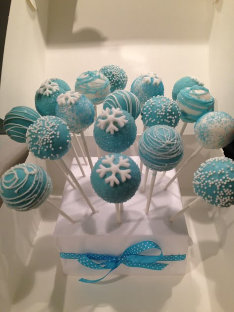 Frozen Birthday Party Cake Cupcakes, Frozen Birthday Cake Pops, Cake Pops Frozen Theme, Winter Themed Cake Pops, Frozen Themed Treats, Frozen Party Ideas Food, Frozen Theme Cake Pops, Snow Themed Party Decorations, Frozen Cake Pops Ideas