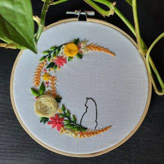 Los bordados de Raquel : Luna gatera (Con patrón descargable) Bordados Aesthetic, Healthy Starbucks, Learning To Embroider, Embroidery Book, Aesthetic Rooms, Flower Embroidery Designs, Hand Embroidery Stitches, Embroidery Hoop Art, Embroidery Fashion