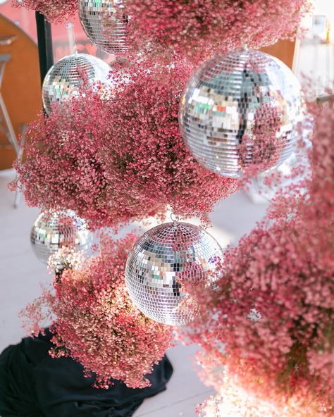 Unpopular opinion: Disco will NEVER go out of style ✨ What a dream it was to bring this neon disco floral vision to life. Did this really happen? 🥹 Planner @symphonywed Venue @theneonmuseumlasvegas Rentals @rsvppartyrentals Florals @_thistlehouse Photos by @libertylafountaine #lasvegaswedding #neonmuseumwedding #thistlehouse #floraldesign #colorful #disco #weddinginspo #eventinspiration #destinationwedding Modern Disco Party, Disco Party Decorations Ideas, Flowers And Disco Ball Party, Disco Ball With Flowers Wedding, Disco Ball Wedding Florals, Disco Forest, Disco Ball Centerpiece Ideas, Bachelor Ideas, Disco Ball Colorful Wedding