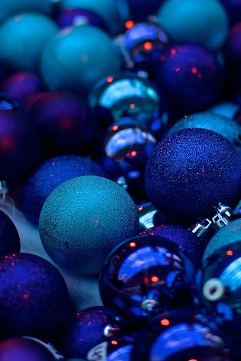 Christmas Blue Aesthetic, Blue Christmas Aesthetic, Dark Blue Christmas, Purple Ornaments, Blue Christmas Background, Blue Christmas Ornaments, Xmas Wallpaper, Christmas Phone Wallpaper, Cute Christmas Wallpaper