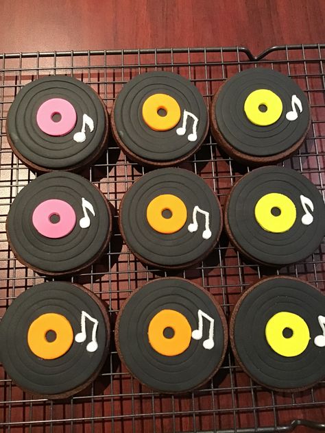 Vinyl record cookies 70s Retro Birthday Party Ideas, 70s Rock Birthday Party Ideas, Vinyl Record Cookies, Vinyl Cookies, Vinyl Party Decorations, 50s Dance Party Decor, Vinyl Record Birthday Party, Record Party Decor, Record Cupcakes