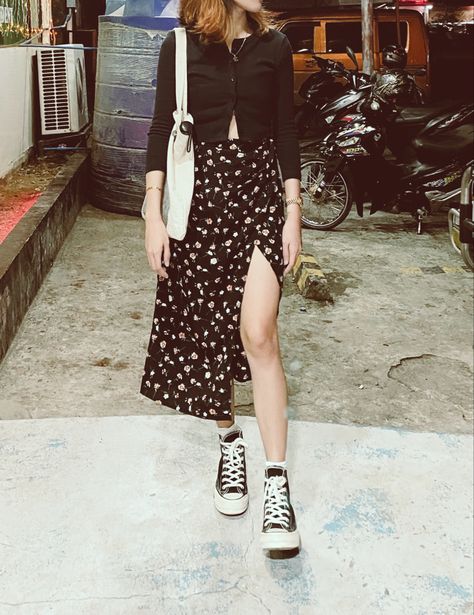 Garden Visit Outfit, Maxi Skirt Converse Outfits, Black Converse Outfits Summer, Midi Skirt Converse Outfits, Long Skirt With Converse Outfits, Midi Skirt With Converse, Converse Outfit With Skirt, Maxi Skirt And Converse, Converse With Long Skirt