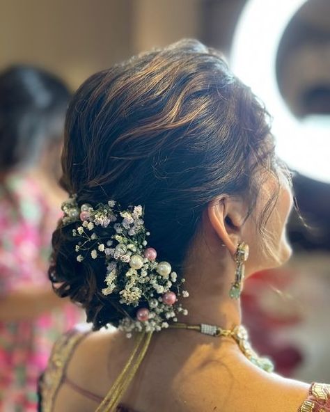 Instagram Wedding Haïr Style For Short Hair, Bun With Hair Accessories, Flower In Bun Hair, Desi Updo Hairstyles, Hair Do Ideas For Wedding, Bun Hairstyles With Roses, Sangeet Hairstyles For Bride Short Hair, Indian Wedding Hair Bun, Short Hair Hairstyle For Wedding