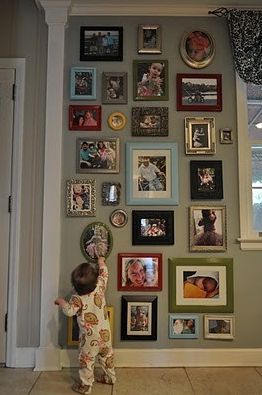 A family photo wall is a fun, creative way to put a lifetime of memories in plain view. The good news is, you can't screw it up! There is no right or wrong way... Family Pictures, Wall Vignettes, European Home Decor, Family Wall, Wall Gallery, Style At Home, Blank Walls, Decoration Design, Home Fashion