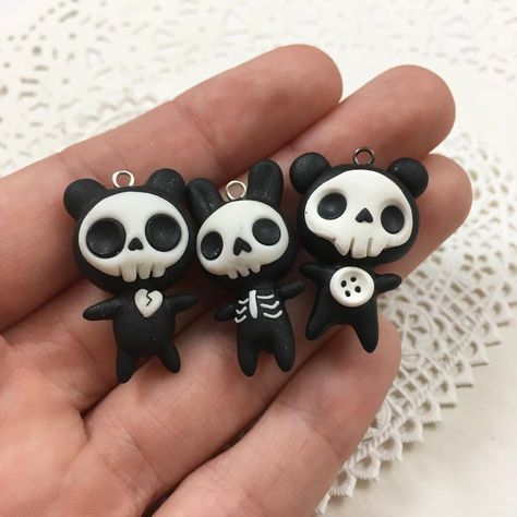 Cute handmade polymer clay charms halloween sassybatcrafts 🖤💀🖤 #handmade #cute #polymerclay Fimo Halloween, Polymer Clay Kunst, Crea Fimo, Polymer Clay Halloween, Halloween Clay, Polymer Clay Kawaii, Sculpey Clay, Polymer Clay Figures, Animale Rare