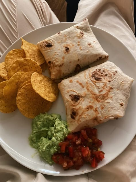 Healthy Dinner Tortilla, Healthy Food With Tortilla, Healthy Wraps Aesthetic, Bean Burrito Aesthetic, Sandwich With Chips, Burrito Healthy, Healthy Mexican Dinner, Healthy Burritos, Healthy Burrito