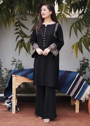 Aisling By Nirmal | Fall Winter '21 – LAAM Pakistani Winter Suits Design For Women, Pakistani Winter Dresses Casual, Winter Kurta Designs For Women, Winter Pakistani Suits, Eid Suits, Winter Kurti, Set Kurti, Latest Dress Design, Pakistani Fancy Dresses