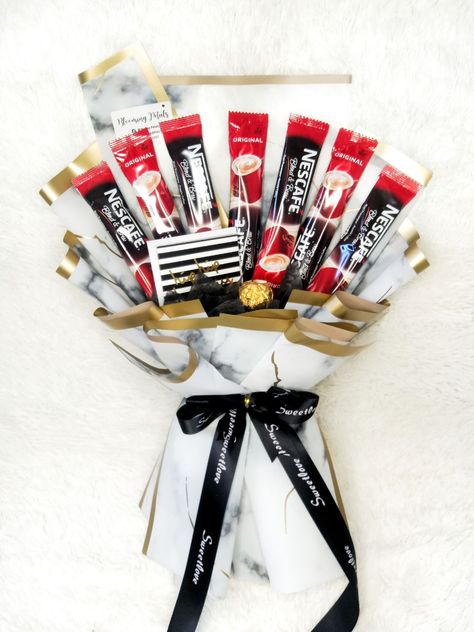 Coffee Bouquet Ideas, Coffee Bouquet Gift, Coffee Bouquet, Diy Gifts Baskets, Nescafe Coffee, Coffee Sachets, Ribbon Flowers Bouquet, Gifts Baskets, 25 December