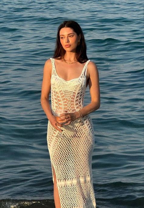 Beach Photoshoot Ideas Aesthetic, Tropical Summer Outfits Women, Sundress Beach Pics, Beach Trends 2024, Beach Wear Aesthetic, Beach Dress Aesthetic, Beach Aesthetic Fashion, Beach Photoshoot Outfits, Dress Beach Photoshoot