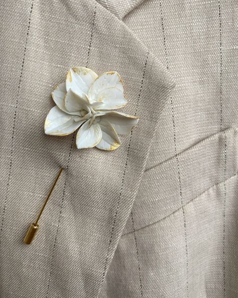 This wedding ivory flower lapel pin is fully handmade. Each element (flower, petal or leaf) is made entirely by hands from material called cold porcelain and toned with soft pastel. These flowers look much like fresh flowers but they will never fade. This wedding boutonniere is absolutely unique and perfect for weddings and other celebrations. But also it will be good even as casual accessory. Flowers are tender and delicate. length - 3 inches (8 cm) Care: You should treat with care this product. If it is dirty, do not worry. Just wipe with a slightly damp cloth. Non Flower Boutonniere, Groom Flower Pin, Groom Lapel Pin, Brooch Boutonniere, Lapel Pins Wedding, Flower Boutonniere, Men's Brooch, Flower Lapel, Lapel Brooch