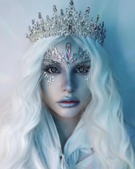 Dark Ice Queen Makeup, Winter Witch Makeup, Air Element Costume Ideas, Ice Queen Hair, Winter Queen Costume, Ice Themed Outfit, Winter Costume Ideas, Winter Fairy Costume, Snow Queen Makeup