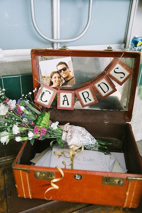 Vintage Suitcase Wedding, Lace Diy Projects, Yellow Wedding Bouquet, Boda Diy, Wedding Card Box, Old Suitcases, Wedding Card Holder, Vintage Suitcases, Card Box Wedding