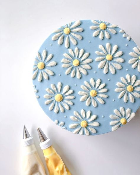 Cake Decorating for the Love of Desserts Floral Cake Design, Little Mermaid Cakes, Daisy Cakes, Summer Cakes, Miniature Cake, Easy Cake Decorating, Mermaid Cakes, Cake Mix Cookies, Cake Frosting