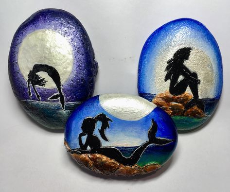 Mermaid painted rocks by me with textured rocks on real rock Mermaid Rock Painting, Mermaid Painted Rocks, Mermaids Painting, 3 Mermaids, Mermaid Rock, Painted Things, Painted Pebbles, Mermaid Drawings, Happy Stones