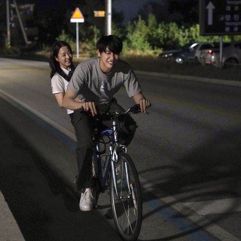 Bicycle Aesthetic, Bike Couple, Japanese Couple, Book Cover Artwork, Bike Aesthetic, Cute Couple Dp, Drawings Of Friends, Vintage Romance, Ulzzang Couple