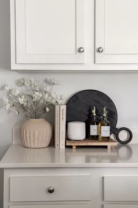 Kitchen Decor Gray Countertops, Too Cabinet Decor, Countertop Decor Ideas Minimalist, Boho Farmhouse Kitchen Counter Decor, Simple Decor For Home, Counter Decor Living Room, Small Countertop Bathroom Decor, Neutral Minimalist Kitchen Decor, Kitchen Details Decor