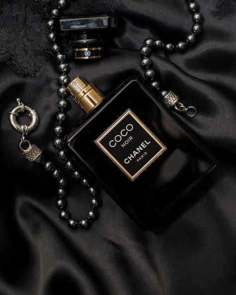 Coco Chanel Noir, 2000s Perfume, Coco Chanel Aesthetic, Chanel Aesthetic, Black Perfume, Parfum Chanel, Chanel Lover, Popular Perfumes, Perfume Photography