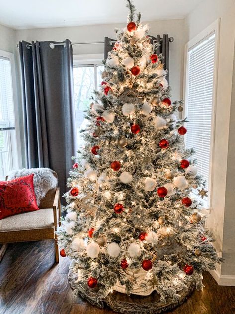 Beach Christmas Trees, Christmas Tree Inspo, Coastal Christmas Tree, Pallet Christmas Tree, Flocked Trees, Flocked Christmas Trees Decorated, Pallet Christmas, Christmas Village Display, A White Christmas