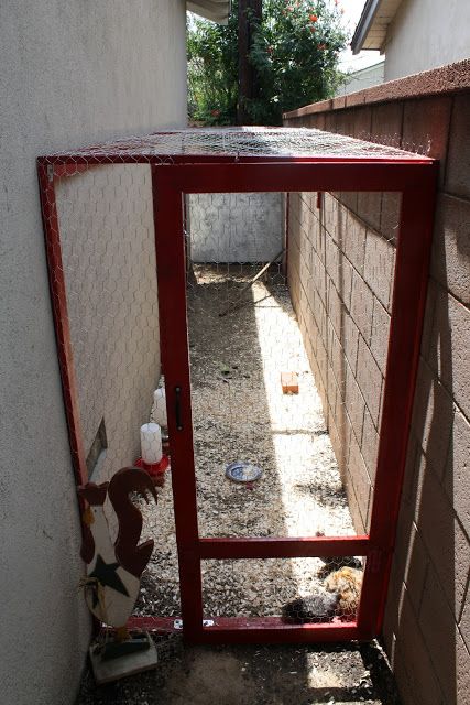 Frugal chicken coop / chicken coop behind garage / urban chicken coop / Sunny Simple Life: Moving In Chicken Backyard, Urban Chicken Coop, Chicken Enclosure, Urban Chicken, Old Cupboard, Urban Chicken Farming, City Chicken, Backyard Toys, Chicken Tractors