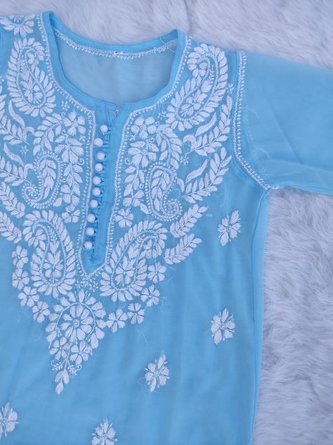 Chikankari Neck Designs, Chickenkari Designs, Chickenkari Kurti, Chikankari Design, Pakistani Kurta Designs, Chicken Kari, Cotton Frocks For Kids, Girls Dresses Diy, Fashion Design Books